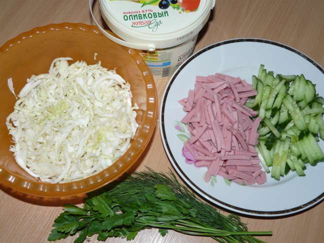 Салат с капустой и колбасой - фотография № 1