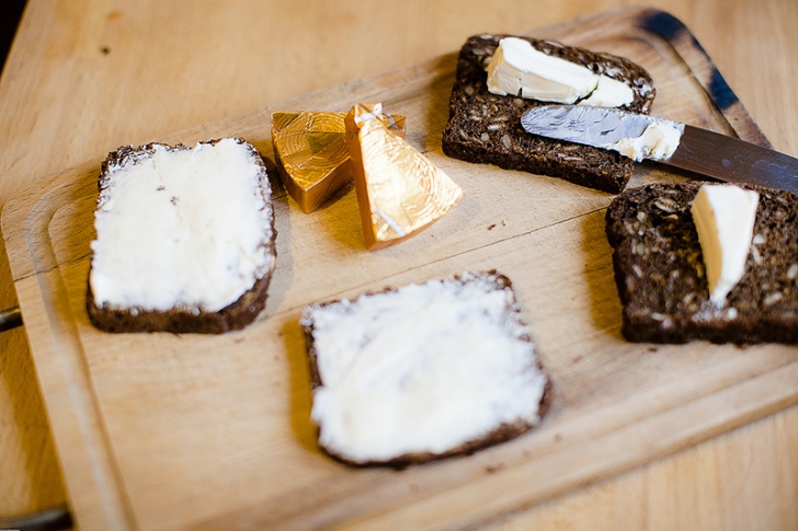 Горячий бутерброд из зернового хлеба с плавленым сыром - фотография № 1