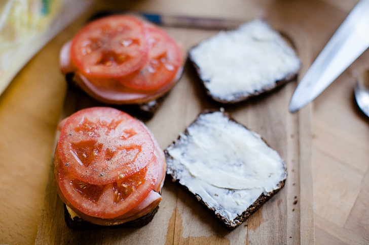 Горячий бутерброд из зернового хлеба с плавленым сыром - фотография № 4