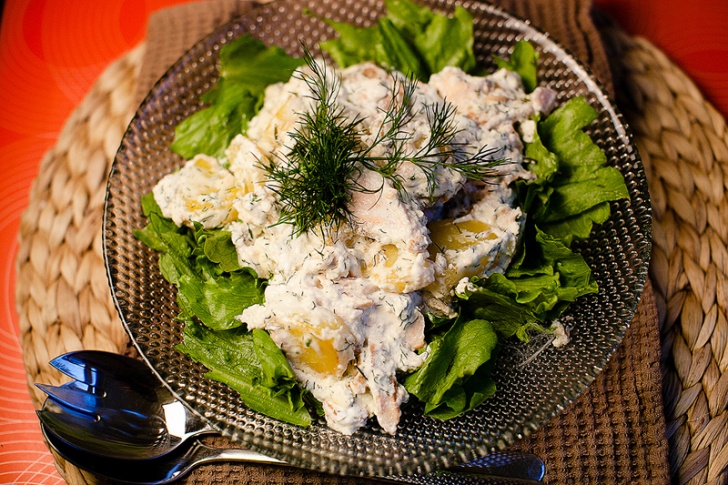 Теплый салат с копченой рыбой - фотография № 14
