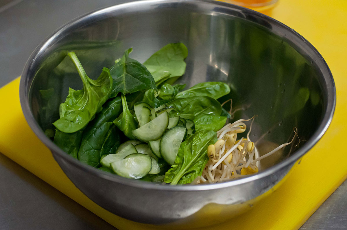 Салат с теплым ростбифом, приготовленным по технологии «бао», от шеф-повара ресторана Bourbon bar - фотография № 3