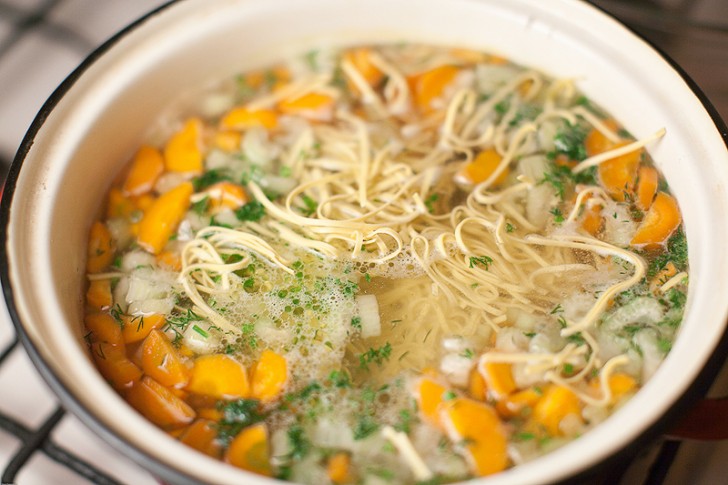 Куриный суп с овощами и лапшой - фотография № 10