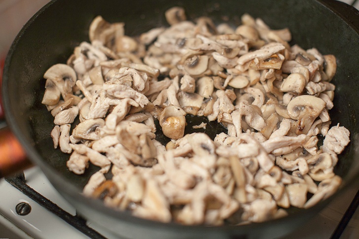 Макароны с курицей и грибами в сливках - фотография № 7