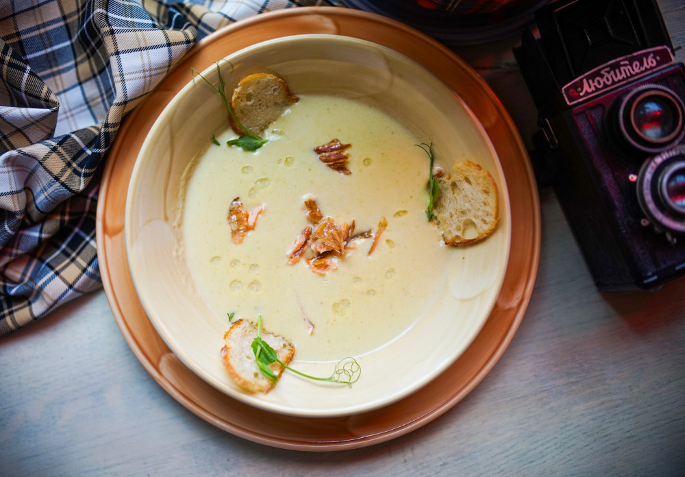 Крем-суп из кабачков с подкопченным лососем (фото предоставлено заведением)