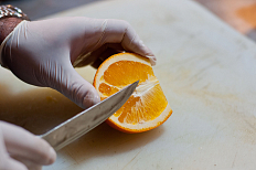 Апельсин нарезается на дольки.