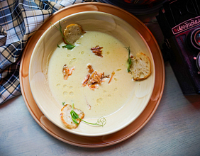 Крем-суп из кабачков с подкопченным лососем