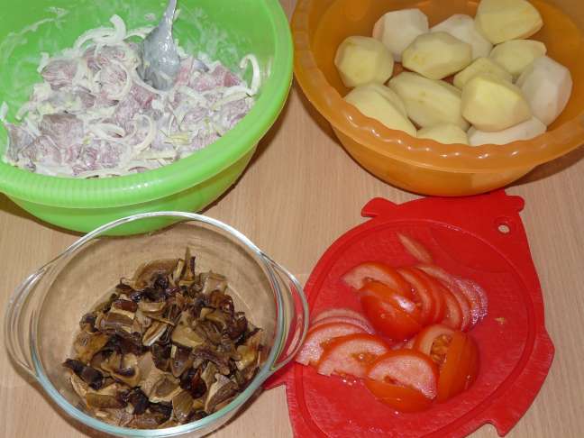 Запечённый картофель со свининой и белыми грибами - фотография № 3