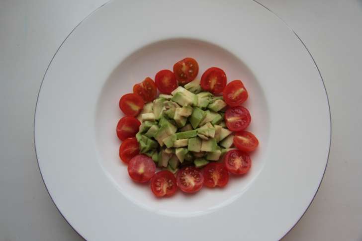 Салат с помидорами и авокадо - фотография № 4
