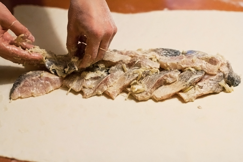 Пирог с муксуном в форме рыбки от ресторана «Чемодан» - фотография № 11