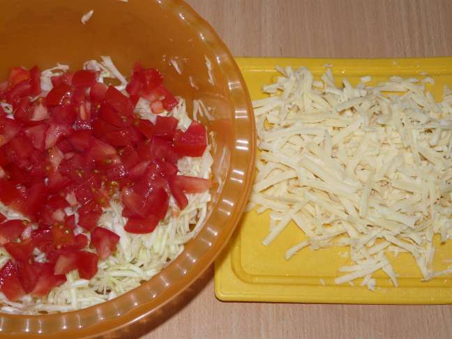 Салат «Капустный» с помидорами и сыром - фотография № 2