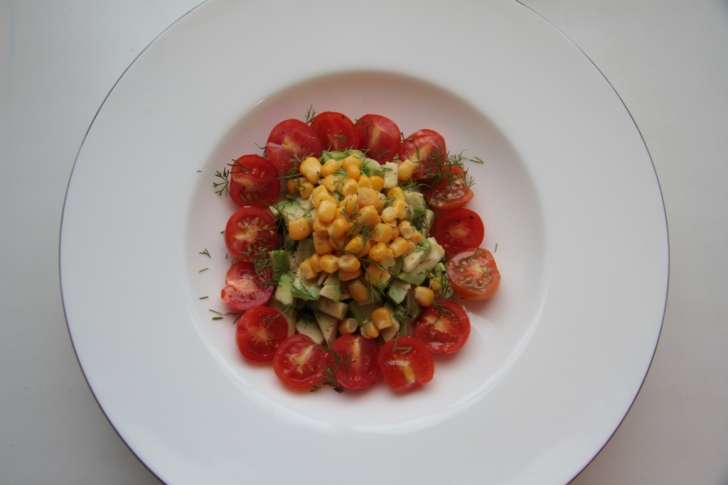Салат с помидорами и авокадо - фотография № 5