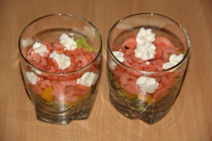 Салат - коктейль с креветками и сливочным сыром - фотография № 3