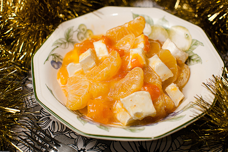 Салат из хурмы и мандаринов с козьим сыром - фотография № 5