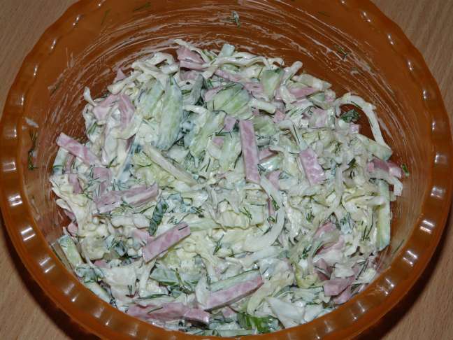 Салат с капустой и колбасой - фотография № 3