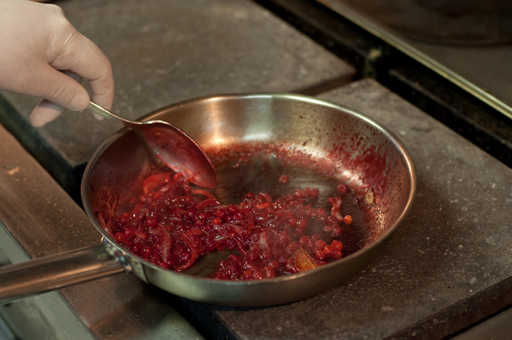 Сиг «По-вепсски», фаршированный свежей брусникой, от шеф-повара «Садко» - фотография № 8