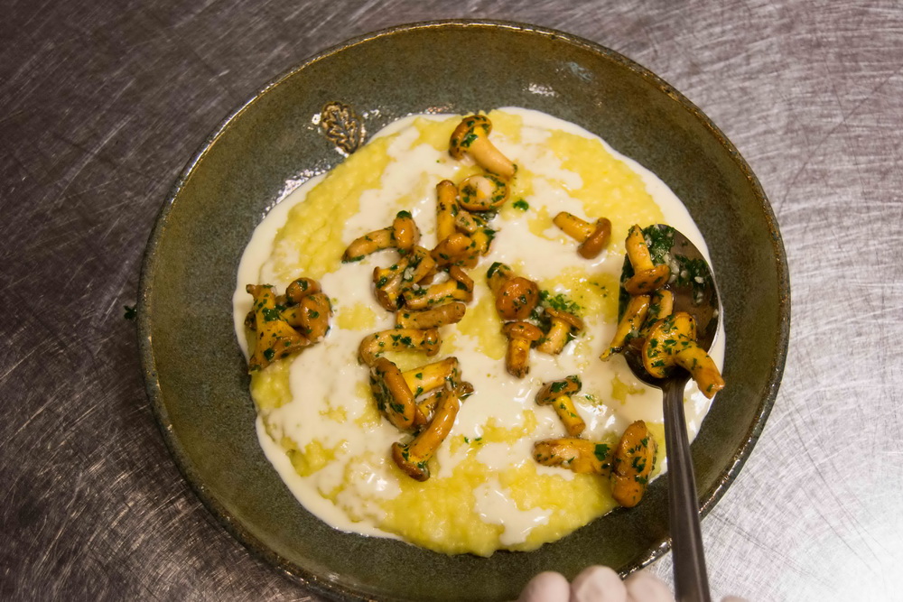 Кукурузная каша с сырным соусом, шкварками и лисичками от шеф-повара ресторана «Банщики» - фотография № 28