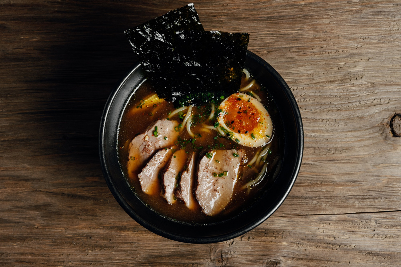 Обед, который мы заслужили — миска супа и чашка саке в ресторане Ikura - фотография № 1