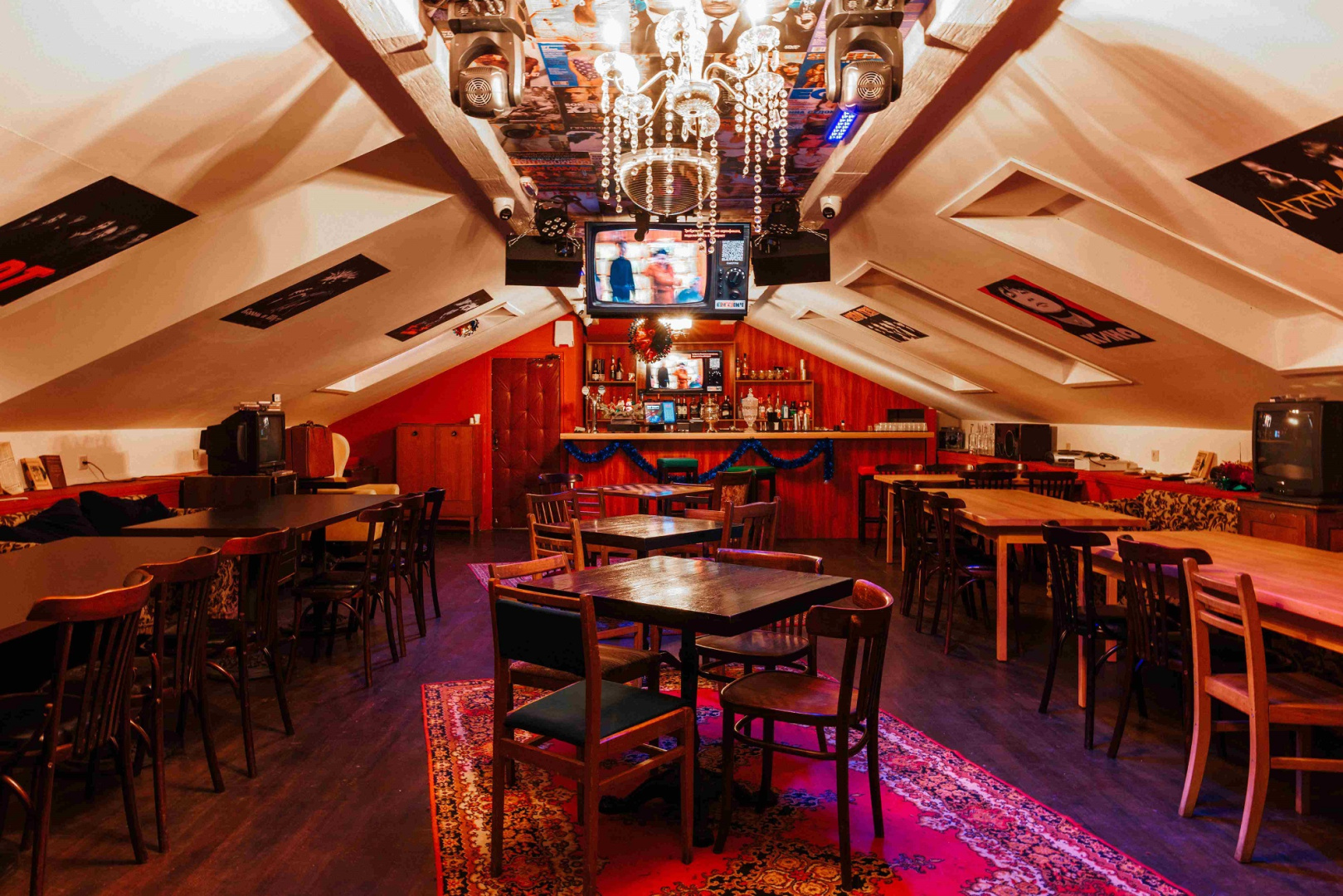 «Евгенич»: настойки, чебуреки и танцы на Пятницкой - фотография № 1