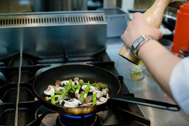 Лобстер с грибами и спаржей в соусе Саке-Трафел от ресторана Paradise - фотография № 28