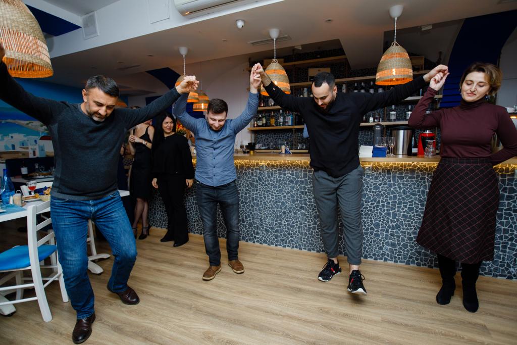 Греческие танцы и битьё тарелок - фотография № 2