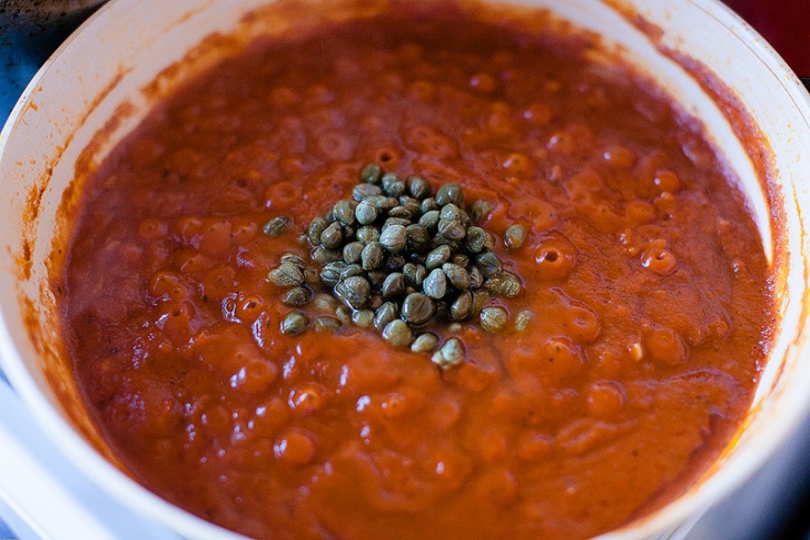Спагетти с томатным соусом и каперсами - фотография № 8
