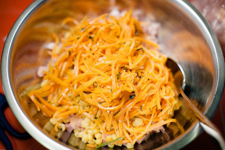 Салат с копченой курицей и корейской морковкой - фотография № 3