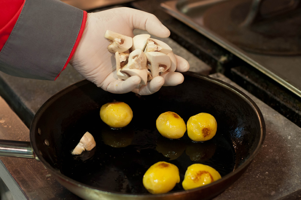 Сиг «По-вепсски», фаршированный свежей брусникой, от шеф-повара «Садко» - фотография № 15