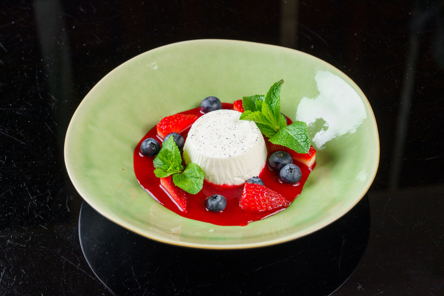 5 рецептов десертов с ягодами от Рустама Тангирова - фотография № 2
