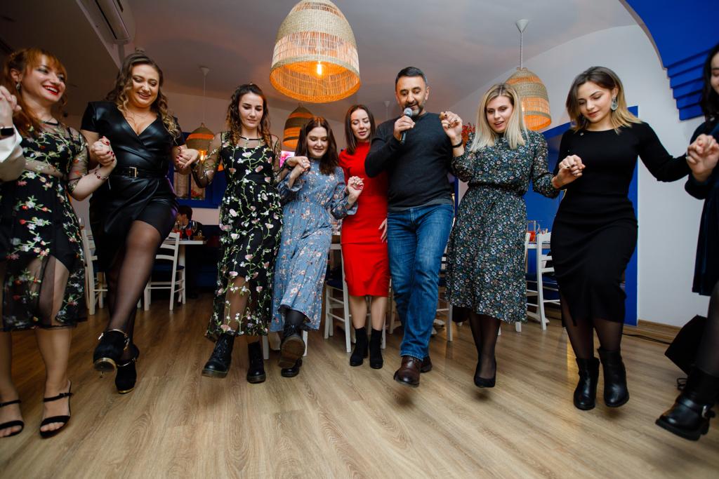 Греческие танцы и битьё тарелок - фотография № 1