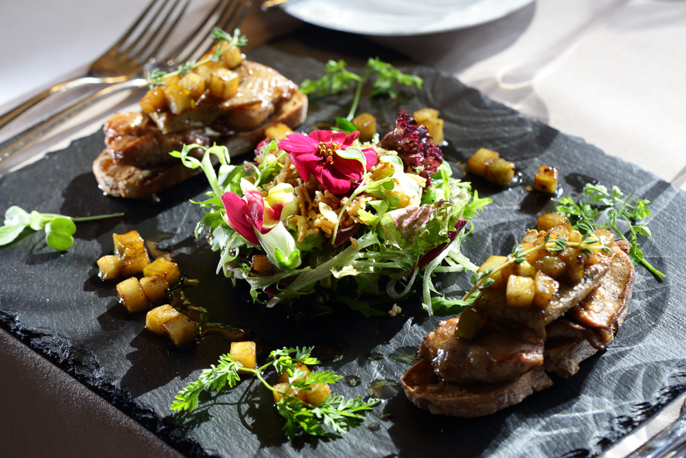 Салат с перепелкой и фуа-гра от шеф-повара ресторана Sabor de la Vida de Patrick - фотография № 1