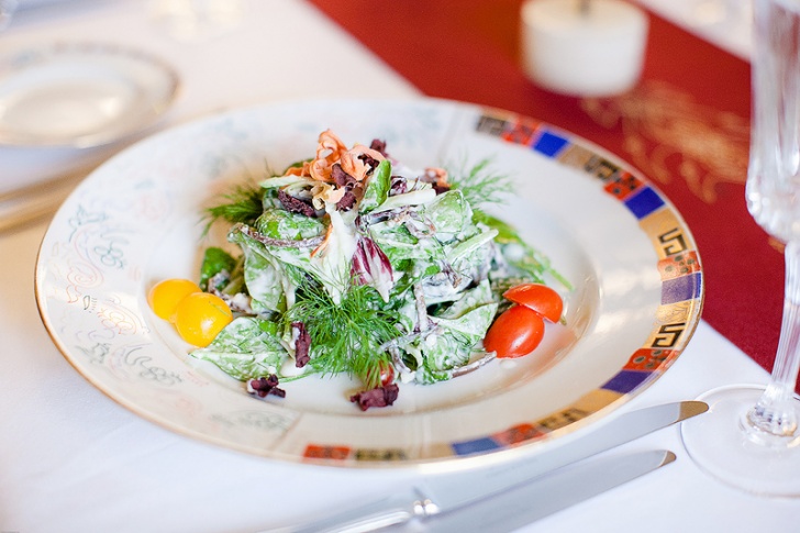 Салат с бастурмой и сливочным соусом от ресторана Эривань
