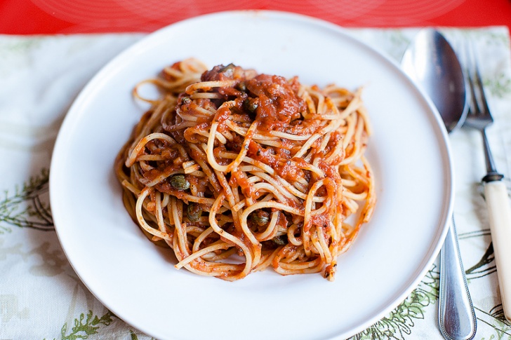Спагетти с томатным соусом и каперсами - фотография № 12