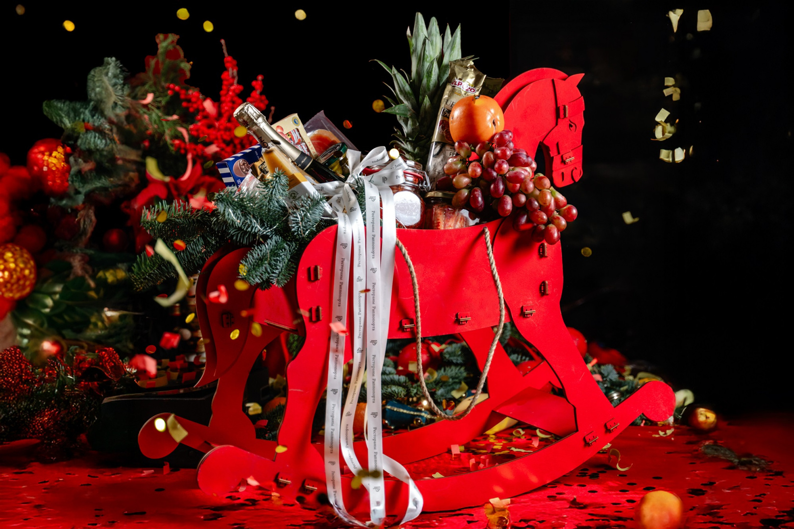 Подарочная корзина в виде огненной лошади-качалки от ресторана «Воронеж» - фотография № 1