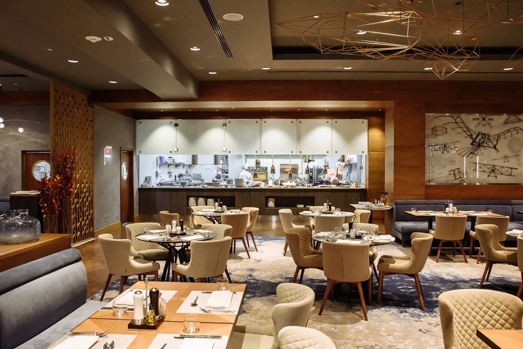 Под крылом самолета: рестораны при отеле DoubleTree by Hilton Moscow - Vnukovo Airport - фотография № 7