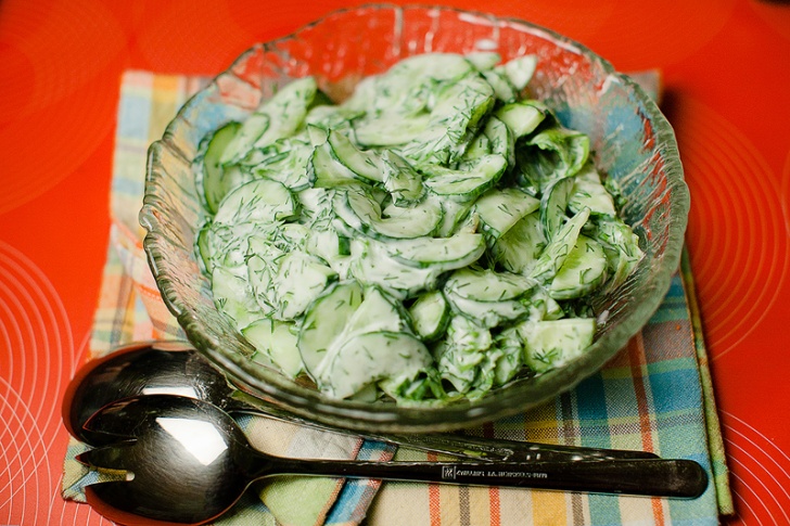 Салат из огурцов с йогуртом и укропом - фотография № 6