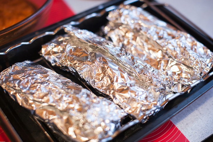 Сколько запекать филе индейки в фольге. Сколько запекать филе индейки в фольге. Лосось в фольге в духовке на противень или решетка. Филе бедра индейки в духовке в фольге. Сколько запекать филе индейки в фольге.