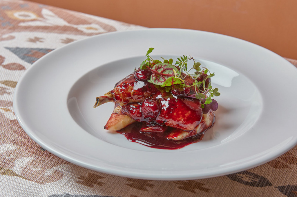 Утиная ножка с корнем сельдерея и соусом из черешни