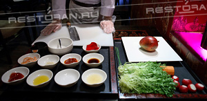 Новогодний мастер-класс: салат из манго, свежих овощей и тигровых креветок от повара ресторана "ТАН" - фотография № 2