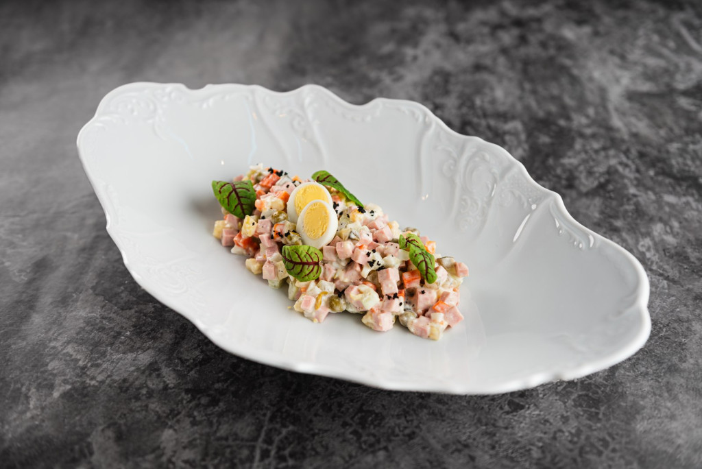 Оливье с докторской колбасой и перепелиным яйцом