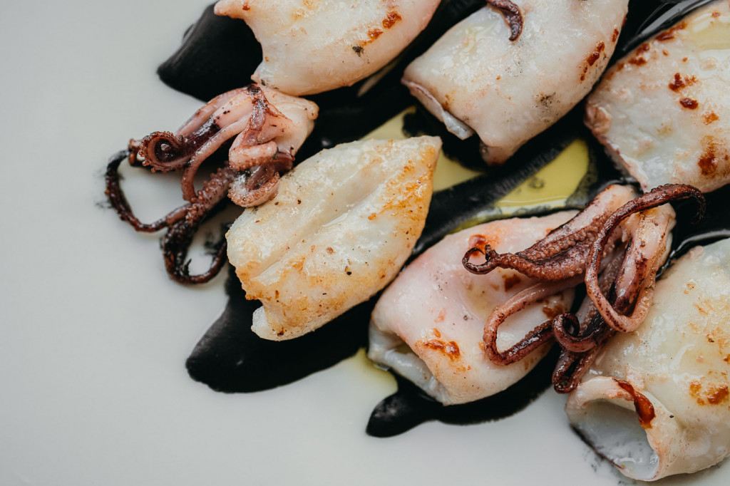 Кальмары мини с соусом из чернил каракатицы (фото предоставлено заведением)