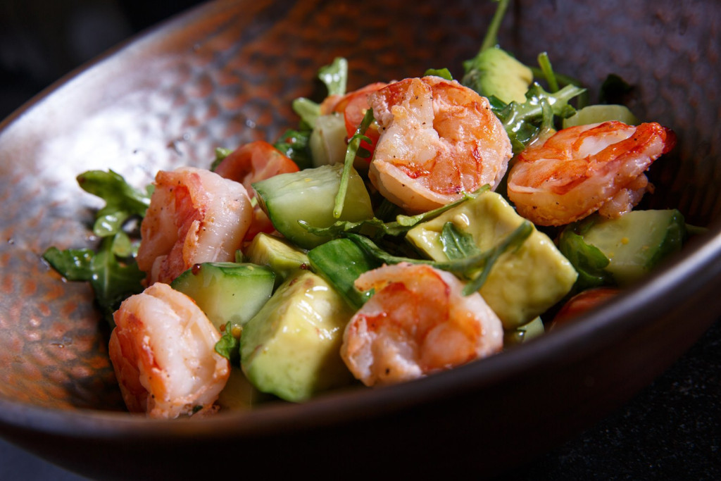 Салат с креветками и авокадо