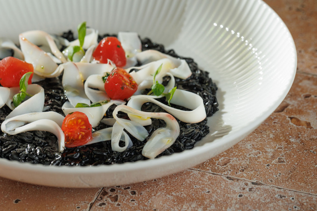 Ризотто с каракатицей, томатами даттерини и базиликом