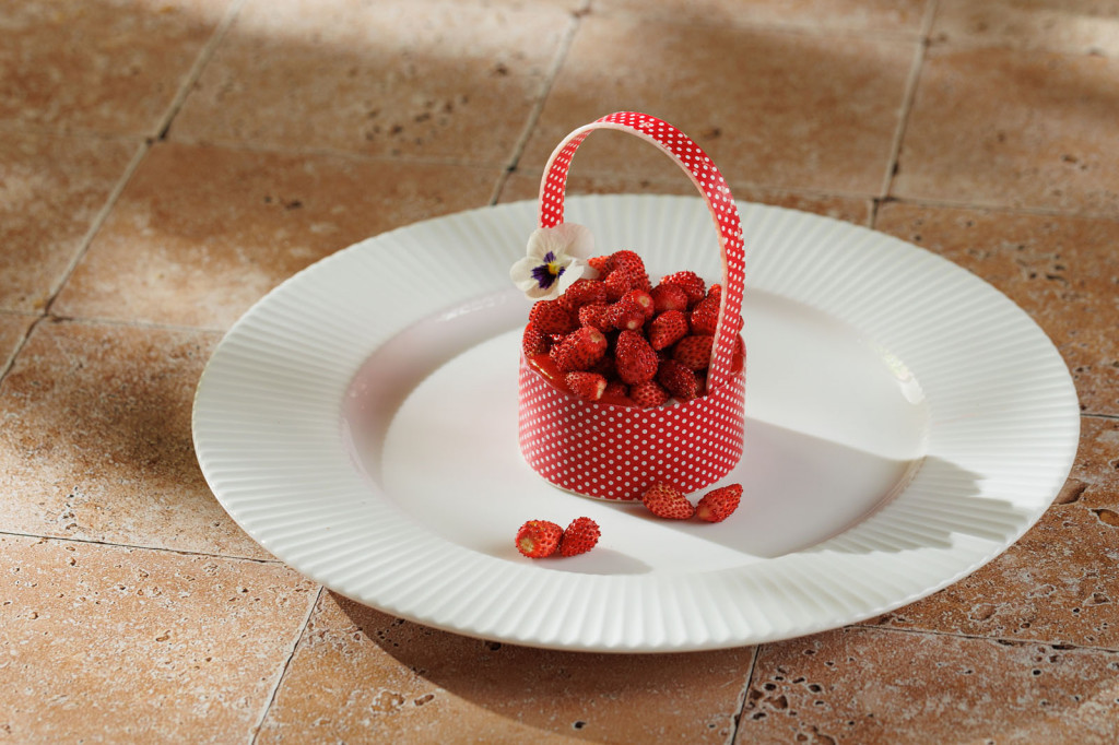 Корзинка из белого шоколада с земляникой