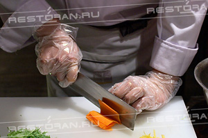 Новогодний мастер-класс: салат из манго, свежих овощей и тигровых креветок от повара ресторана "ТАН" - фотография № 8