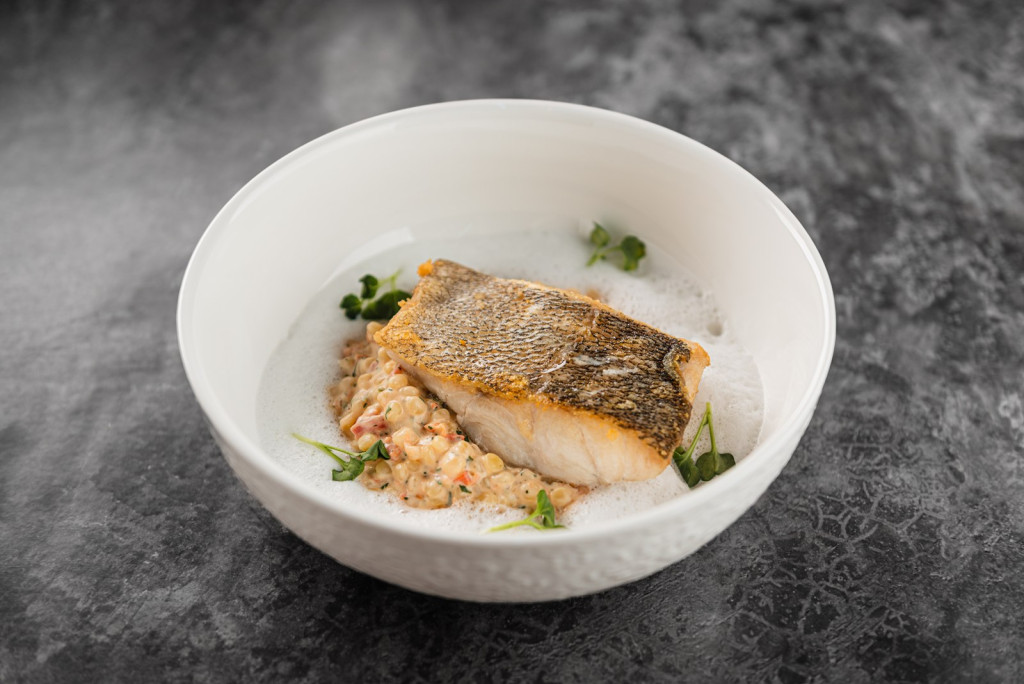 Филе судака с вялеными томатами, крем-фреш, птитимом и апельсиновой пеной