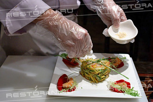 Новогодний мастер-класс: салат из манго, свежих овощей и тигровых креветок от повара ресторана "ТАН" - фотография № 22
