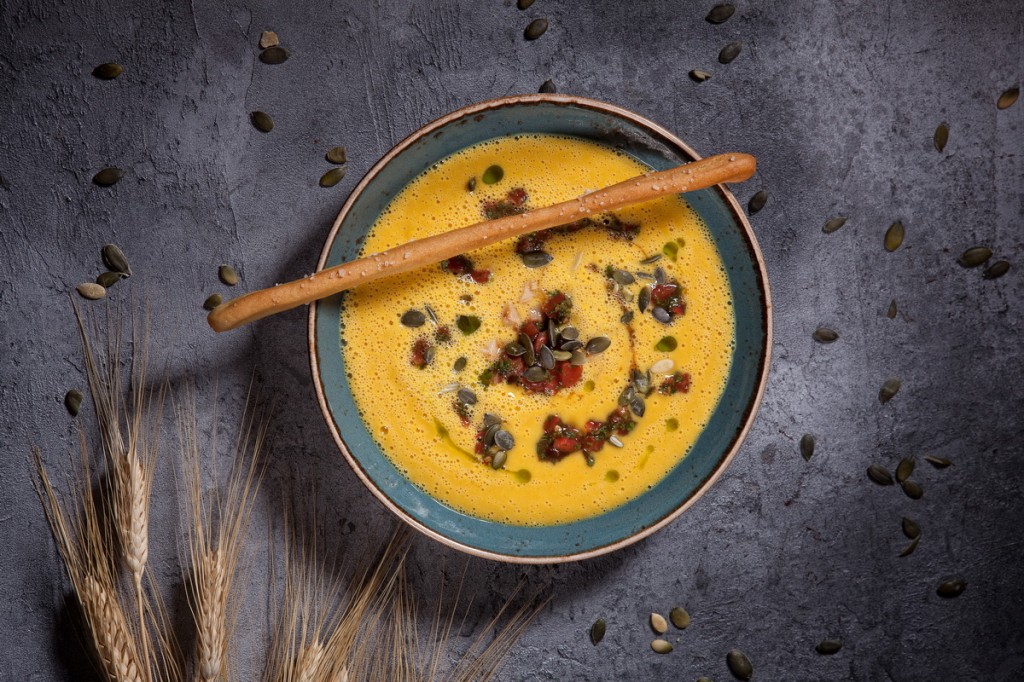 Суп из копченой кукурузой с тыквой и томатной сальсой (фото предоставлено заведением)
