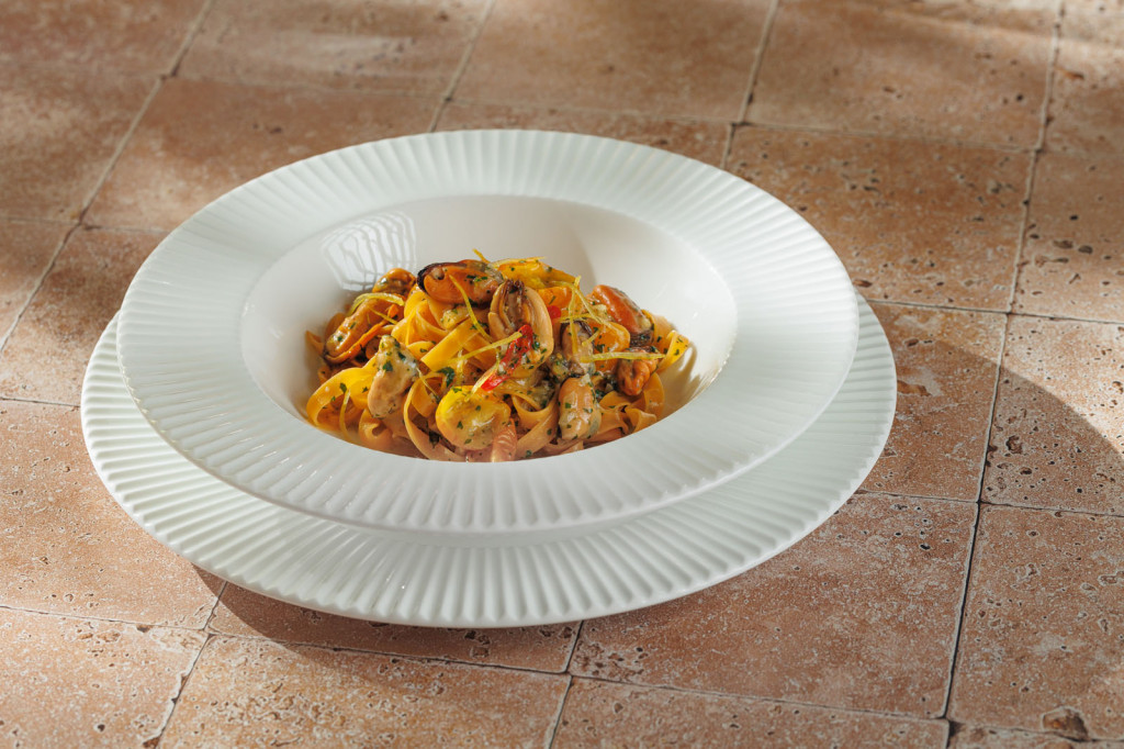 Тальятелли с мидиями в белом вине и лимонной цедрой