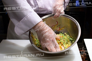 Новогодний мастер-класс: салат из манго, свежих овощей и тигровых креветок от повара ресторана "ТАН" - фотография № 15