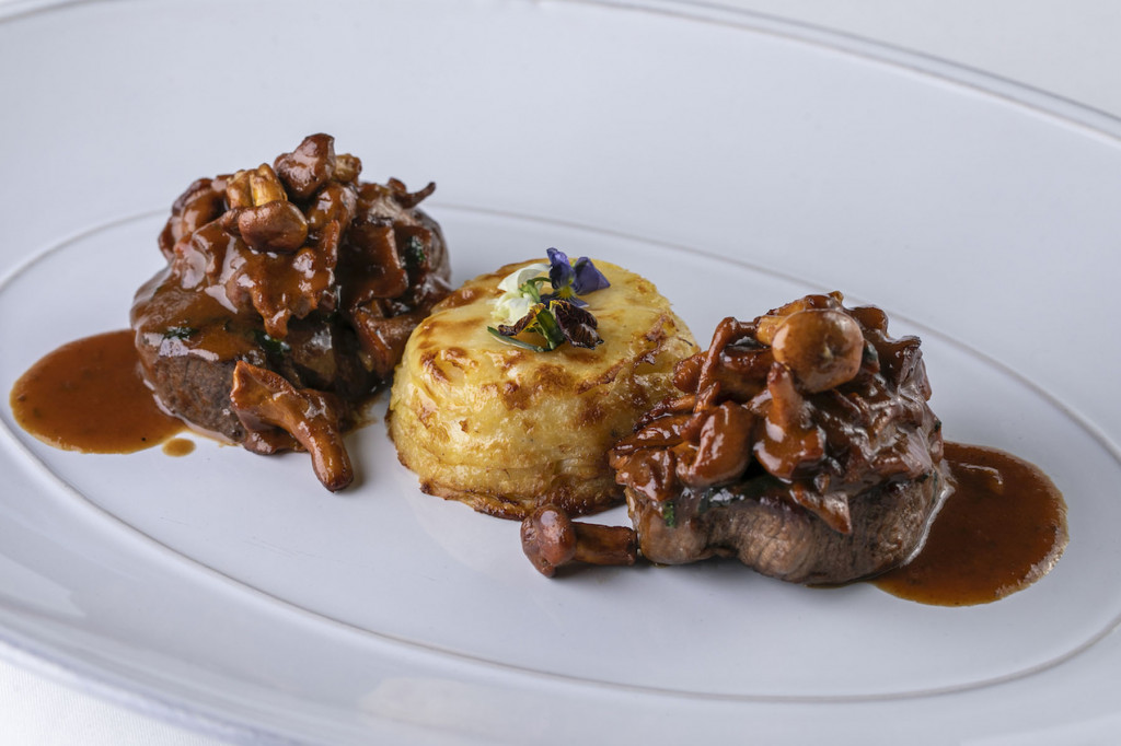 Филе говядины с белыми грибами и картофельным гратеном